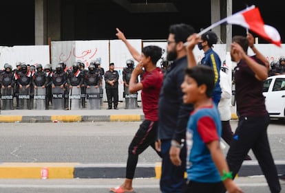 Las protestas tampoco se limitan a la capital. Al menos cuatro personas han muerto por disparos de bala en Nasiriya cuando varios miles de manifestantes intentaban prender fuego a la sede del Gobierno provincial. En la imagen, protestas en la ciudad de Najaf.
