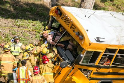 Bomberos rescatan al conductor de un autobús escolar tras un accidente en California (EE UU).