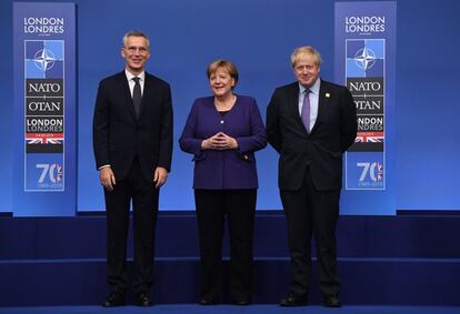 Desde la izquierda, Jens Stoltenberg, secretario general de la OTAN; Angela Merkel, canciller alemana, y Boris Johnson, primer ministro del Reino Unido, posan durante la reunión de la Cumbre de la OTAN, este miércoles.