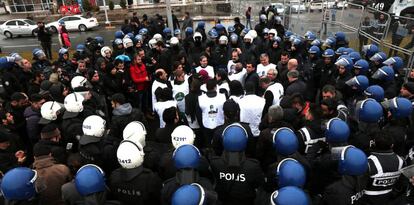 Miembros del kurdo Partido Democrático de los Pueblos se manifiestan en Diyarbakir, en el sureste de Turquía, este viernes.