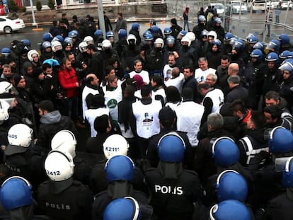 Miembros del kurdo Partido Democrático de los Pueblos se manifiestan en Diyarbakir, en el sureste de Turquía, este viernes.