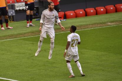 Sergio Ramos celebra el gol marcado ante el Athletic junto a Rodrygo.