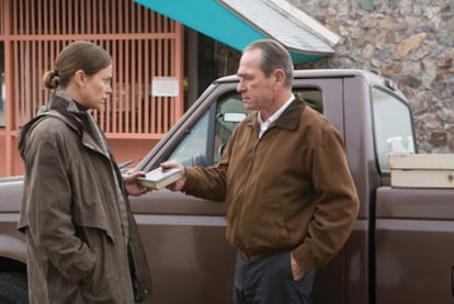 Charlize Theron y Tommy Lee Jones, en una imagen de <i>En el valle de Elah</i> (2007), de Paul Haggis.