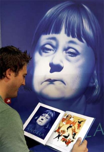 Un visitante mira un libro de caricaturas de la futura canciller alemana, Angela Merkel, ayer en la Feria de Francfort.