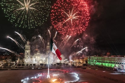 La plaza se cubrió con un juego de luces que figuraban un mapa mexicano.