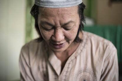 Una mujer parte de la escuela retratada durante un momento de recogimiento y concentración de estudio riguroso del Corán. La educación espiritual es un pilar fundamental para la plena inclusión en la comunidad de Indonesia.