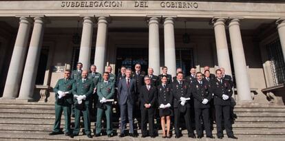 Rueda (cuarto por la izquierda), con las fuerzas de seguridad en el Día de la Constitución