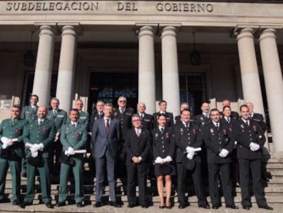 Rueda (cuarto por la izquierda), con las fuerzas de seguridad en el Día de la Constitución