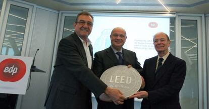 Desde la izquierda, Luis Álvarez-Ude, director general de GBC España; Massimo Rossini, consejero director general de EDP, y el teniente de alcalde de Bilbao, Ibon Areso, sostienen el certificado de sostenibilidad.