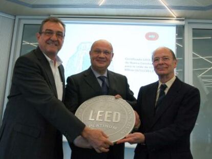 Desde la izquierda, Luis Álvarez-Ude, director general de GBC España; Massimo Rossini, consejero director general de EDP, y el teniente de alcalde de Bilbao, Ibon Areso, sostienen el certificado de sostenibilidad.