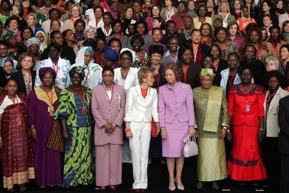 Fernández de la Vega ha sido la organizadora de los encuentros España-África, mujeres por un mundo mejor. En la imagen, De la Vega junto a la Reina Sofía en la foto de " familia" del segundo de estos encuentros, celebrado en 2007.