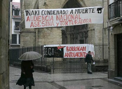 Pancartas de apoyo a Iñaki de Juana Chaos, en la parte vieja de San Sebastián.