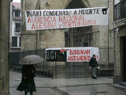 Pancartas de apoyo a Iñaki de Juana Chaos, en la parte vieja de San Sebastián.