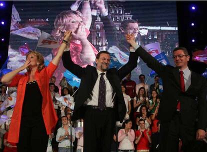 Mariano Rajoy (centro), Esperanza Aguirre y Alberto Ruiz Gallardón (derecha) saludan al público reunido en la madrileña Plaza de Colón durante el acto de inicio de la campaña electoral de las Elecciones Municipales y Autonómicas Mayo 2006.