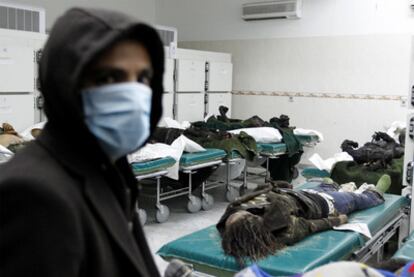 Cadáveres de víctimas, según el régimen,  de los ataques aliados en un hospital de Trípoli.