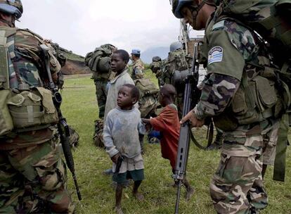 Niños congoleños cerca de soldados de la ONU mientras toman posiciones en Kibati, a las afueras de la ciudad de Goma, donde se enfrentan a las tropas rebeldes de Nkunda.