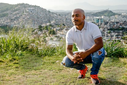 André Ramos, integrador social, posa para una foto en Río de Janeiro.