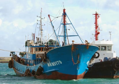 El pesquero chino apresado (azul), escoltado por un barco de la guardia costera japonesa el pasado 8 de septiembre, en una imagen de la agencia Kyodo.