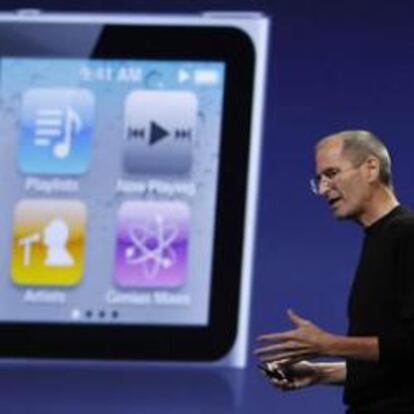 Steve Jobs presente los nuevos dispositivos de Apple.