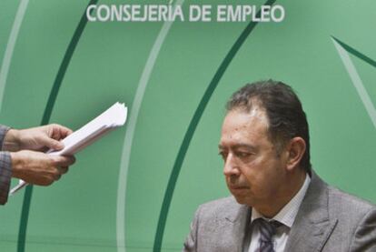 El consejero de Empleo de la Junta de Andalucía, Manuel Recio, en una rueda de prensa.
