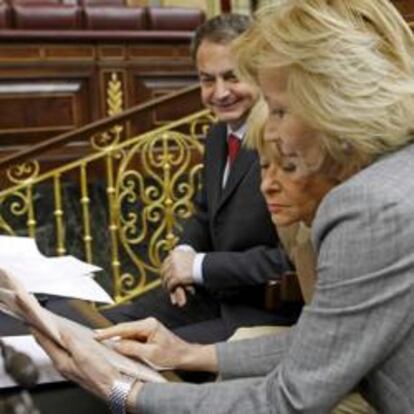 La vicepresidenta segunda del Gobierno y ministra de Economía, Elena Salgado (d), observa unos papeles junto a la vicepresidenta primera, María Teresa Fernández de la Vega (2d), en presencia del presidente del Gobierno, José Luis Rodríguez Zapatero.