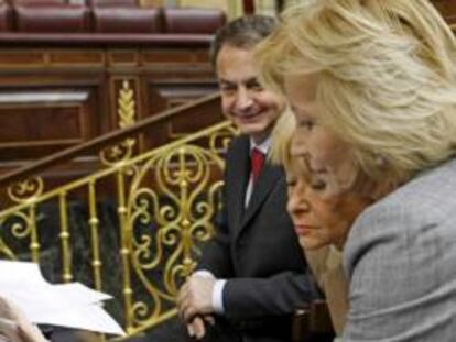 La vicepresidenta segunda del Gobierno y ministra de Economía, Elena Salgado (d), observa unos papeles junto a la vicepresidenta primera, María Teresa Fernández de la Vega (2d), en presencia del presidente del Gobierno, José Luis Rodríguez Zapatero.