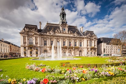 El Ayuntamiento de Tours, proyectado por el arquitecto Victor Laloux a finales del siglo XIX.