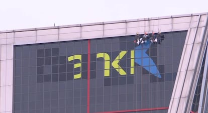 27/03/2021 Economía.- El logo de CaixaBank ya luce en la Torre Kio que albergaba la sede central de Bankia en Madrid.