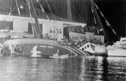 El barco de Greenpeace hundido por militares franceses en Nueva Zelanda, el 10 de julio de 1985.