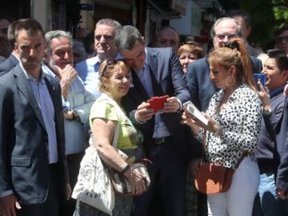 El presidente Pedro Sánchez entra en campaña y acompaña a Ángel Gabilondo y Pepu Hernández en un paseo por el sur de Madrid
