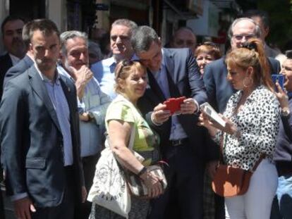 El presidente Pedro Sánchez entra en campaña y acompaña a Ángel Gabilondo y Pepu Hernández en un paseo por el sur de Madrid