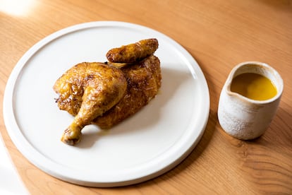 Coquelet relleno de arroz y aceitunas, a la salsa de ají de gallina.