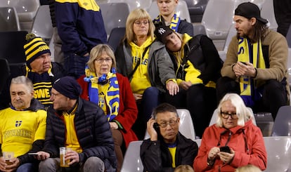 Seguidores de Suecia en el estadio Rey Balduino de Bruselas, tras el atentado del 16 de octubre.