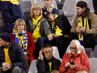 Seguidores de Suecia en el estadio Rey Balduino de Bruselas, tras el atentado del 16 de octubre.