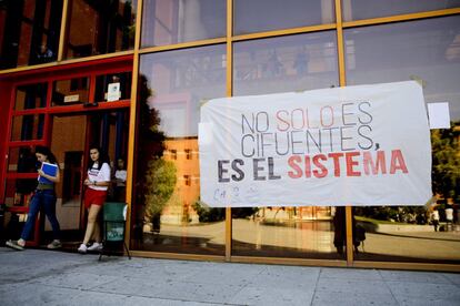 Cartel en uno de los pabellones del campus de Vicálvaro. 