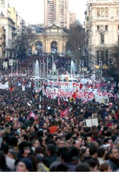 Aspecto de la manifestación a su paso por la Puerta de Alcalá.