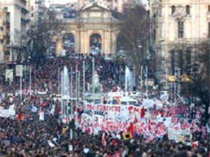 Aspecto de la manifestación a su paso por la Puerta de Alcalá.