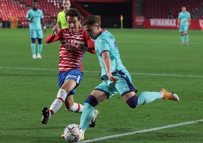 Bardhi, se dispone a centrar ante Luis Milla durante el encuentro entre en el estadio Nuevo Los Cármenes este domingo.