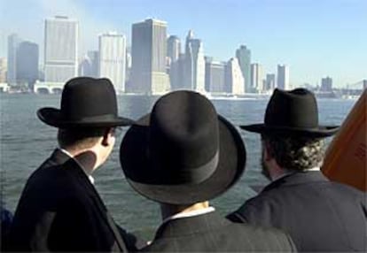 Tres hombres observan el horizonte de Manhattan en un transbordador especial desde Brooklyn a Nueva York.