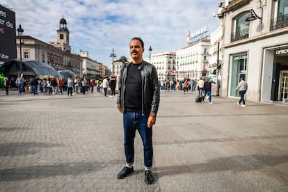 El escritor Servando Rocha en un momento de un paseo por la Puerta del Sol de Madrid, a modo de presentación de 'De fuego cercada' (Alianza Editorial). 