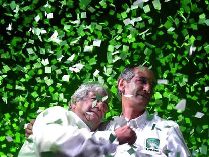 Álvaro Colom (derecha), junto a su candidato a vicepresidente, Rafael Espada, esta semana en un acto de campaña en la capital guatemalteca.