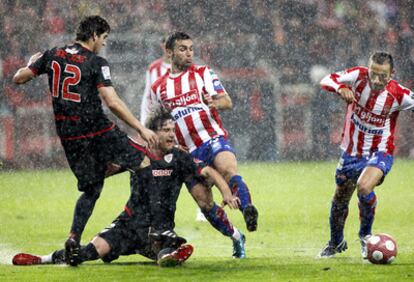 Amorebieta despeja desde el suelo, presionado por Diego Castro (izquierda) y Barral, con San José a sus espaldas, en un momento del partido.