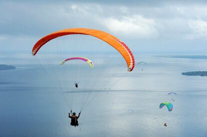 Parapentes durante la Copa Mundial de Parapente en el monte Tumpa, en Manado, Indonesia.