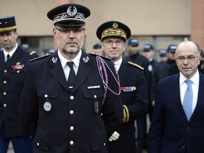 Cazeneuve (à direita), na terça-feira, em Toulouse.