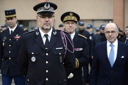 Cazeneuve (à direita), na terça-feira, em Toulouse.