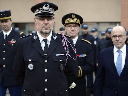 Cazeneuve (à direita), na terça-feira, em Toulouse.