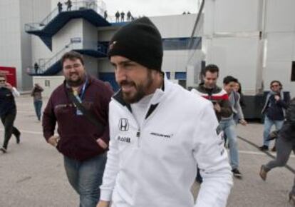 Fernando Alonso, sale de su autocaravana durante los entrenamientos de pretemporada en Jerez de la Frontera.