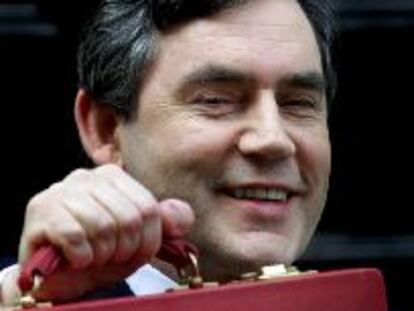 Gordon Brown, ministro de Finanzas inglés, muestra ayer la cartera que contiene los presupuestos.