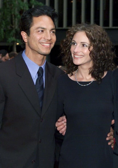 En 1998, la actriz iniciaba una relación con la estrella de ‘Ley y orden’ Benjamin Bratt. Él fue su acompañante la noche que Julia Roberts conseguía su Oscar como mejor actriz. La pareja llegó a hablar de boda, pero en 2001 anunciaron su ruptura. “Ha llegado a un amable y tierno final”, dijo ella de su relación. En la imagen, la pareja en un estreno en mayo de 1999. 