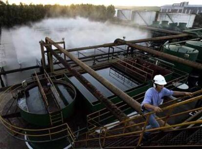 Un trabajador de la planta de refino de etanol de São Tome, en el Estado brasileño de Paraná.